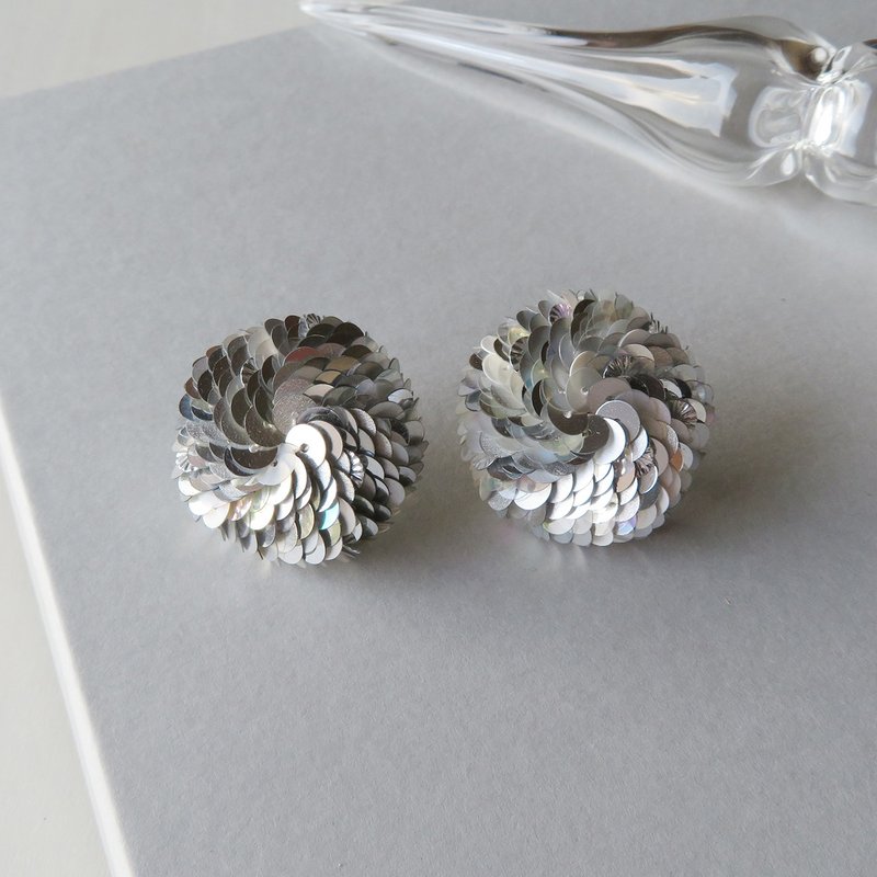 Sequin earrings Silver mix - 耳环/耳夹 - 其他材质 银色