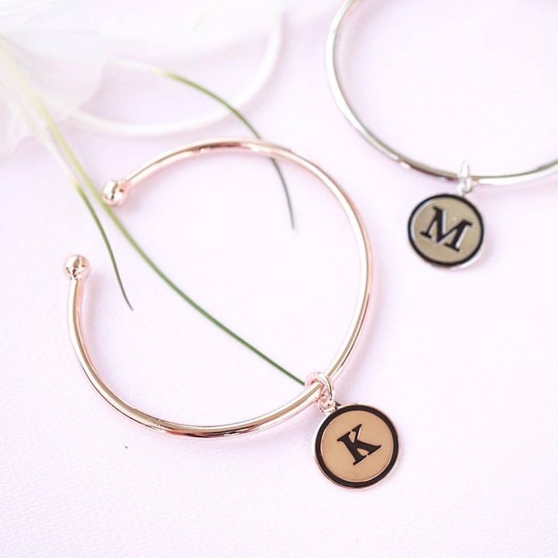 charm alphabet bangle - 手链/手环 - 其他金属 红色