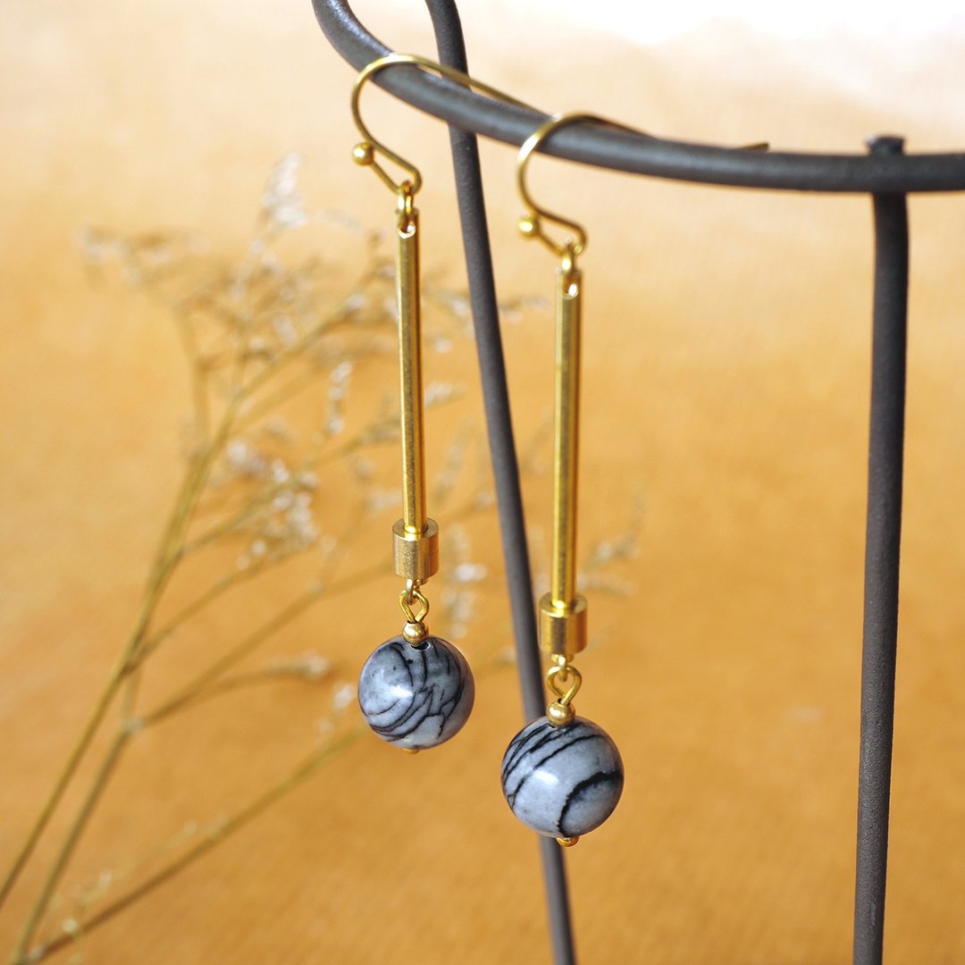 Pendulum with Black silk stone earrings - 耳环/耳夹 - 铜/黄铜 灰色