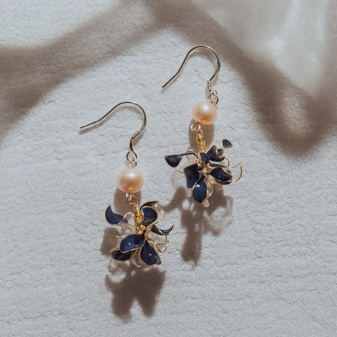 【捧花-神秘蓝】垂坠耳环 | 水晶花饰品 - 耳环/耳夹 - 树脂 蓝色