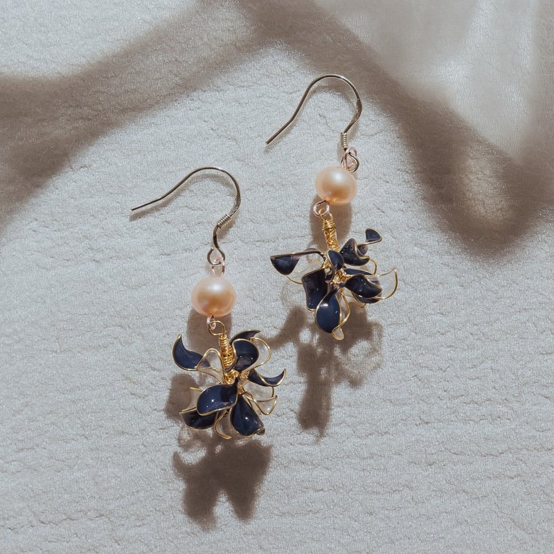 【捧花-神秘蓝】垂坠耳环 | 水晶花饰品 - 耳环/耳夹 - 树脂 蓝色