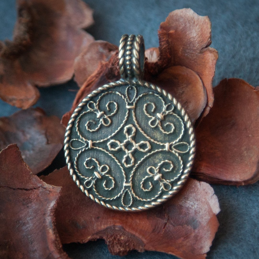 Ornament pendant. Celtic necklace. Viking jewelry. Circle on black leather cord. - 项链 - 其他金属 橘色