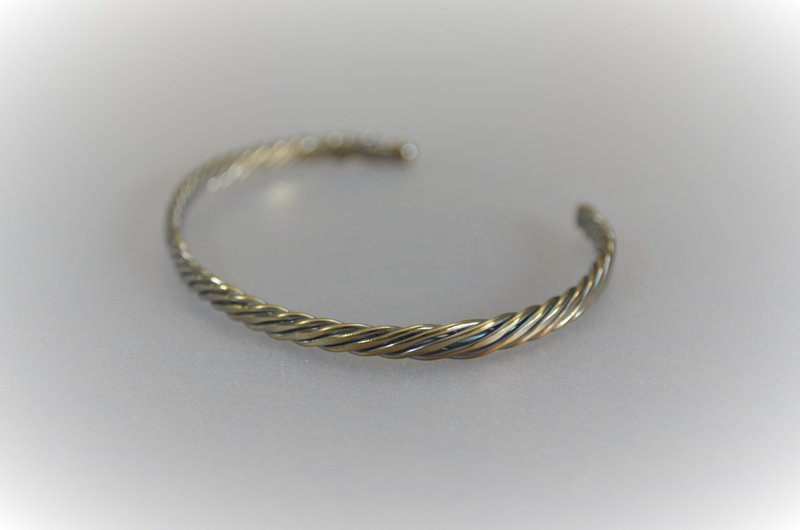 titanium bangle・SEVEN titanium wire bangle・slim・elliptical・B・inner diameter 55mm - 手链/手环 - 其他金属 金色