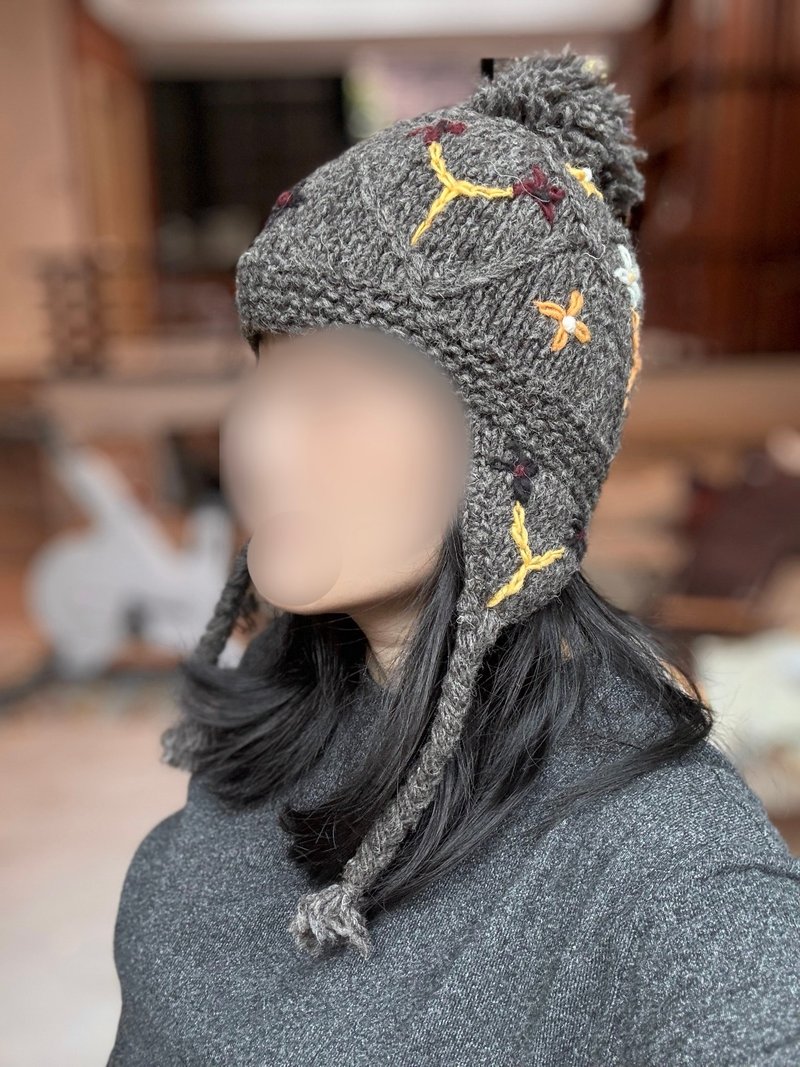 预购童成人灰褐立体小花刺绣纯羊毛球护耳帽手工编织防风内衬毛帽 - 帽子 - 羊毛 灰色