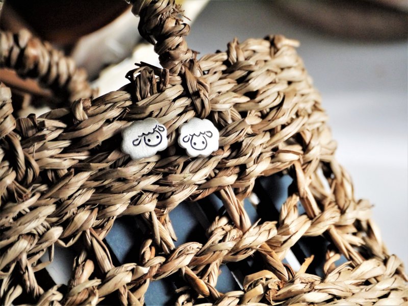 纯银**图画系列= 棉花般的云朵羊~ 纯银耳环**纯手作 - 耳环/耳夹 - 纯银 银色