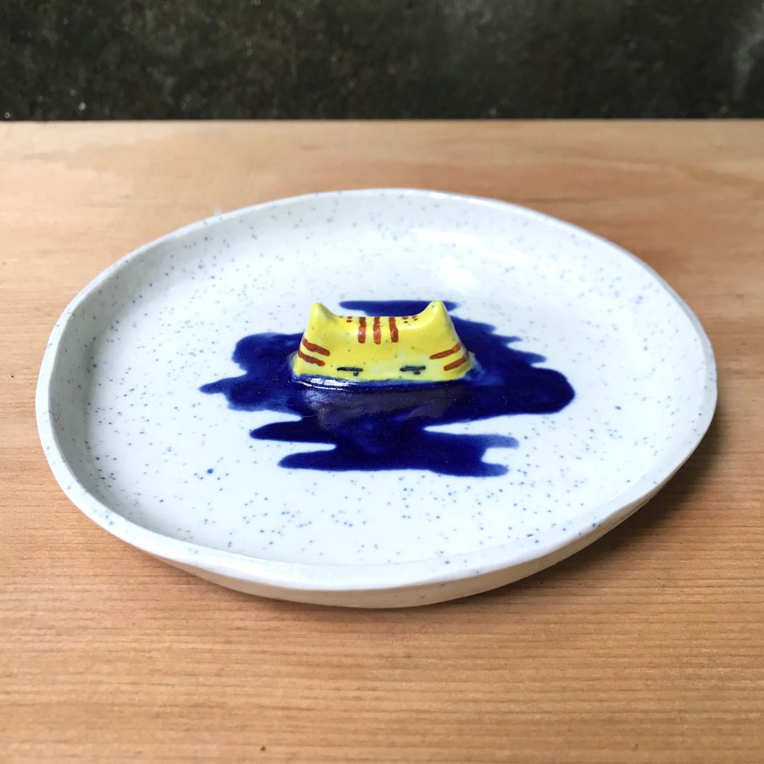 水鬼猫/竹土石山 浅盘 饼干盘 置物 钥匙 戒指 猫和日丽 - 盘子/餐盘/盘架 - 陶 黄色