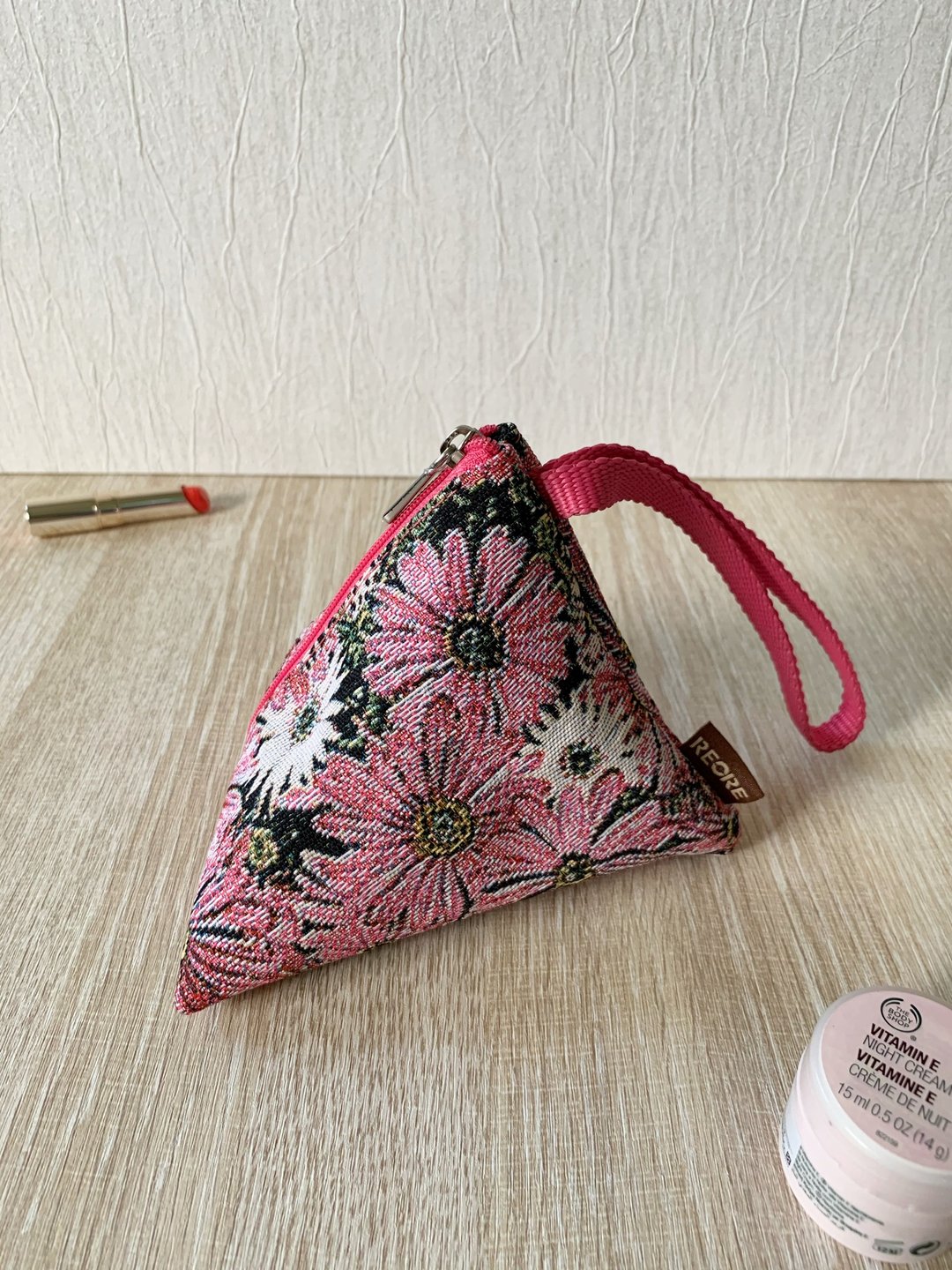 大粽子包  化妆包  防泼水 平织缇花 花蝶语 - 化妆包/杂物包 - 防水材质 粉红色