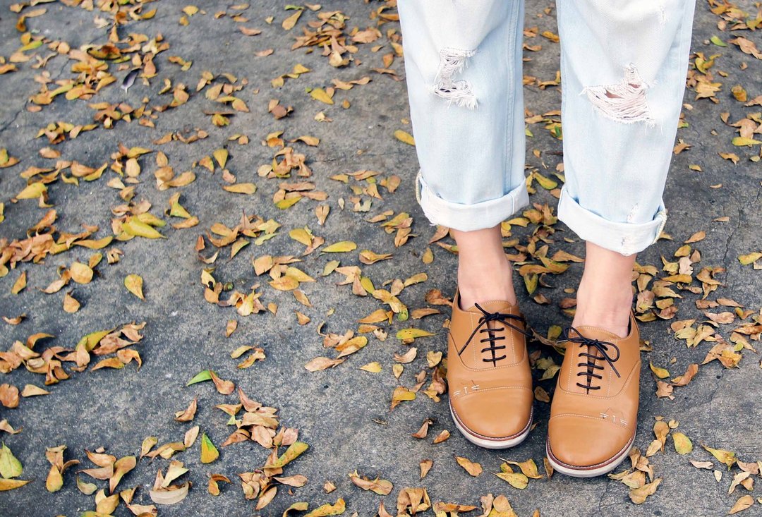 Peeking Cat Shoes - Caramel color - 女款牛津鞋/乐福鞋 - 其他材质 咖啡色