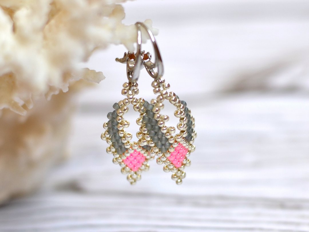 Beaded leaf earrings, Statement earrings, Dangle earrings, 手作, 耳環 - 耳环/耳夹 - 玻璃 灰色