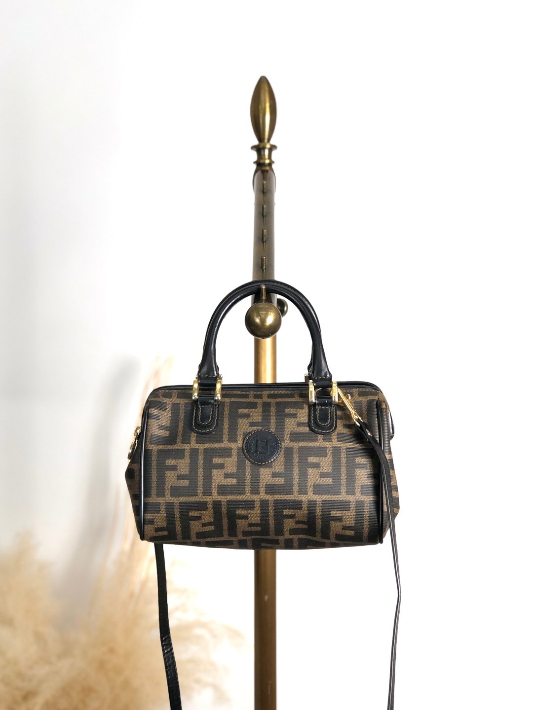 【日本直送 名牌中古包】FENDI 芬迪 经典 FF 缇花 压纹 侧背包 黑色 PVC 双向背带 vintage v4wjj7 - 侧背包/斜挎包 - 防水材质 咖啡色