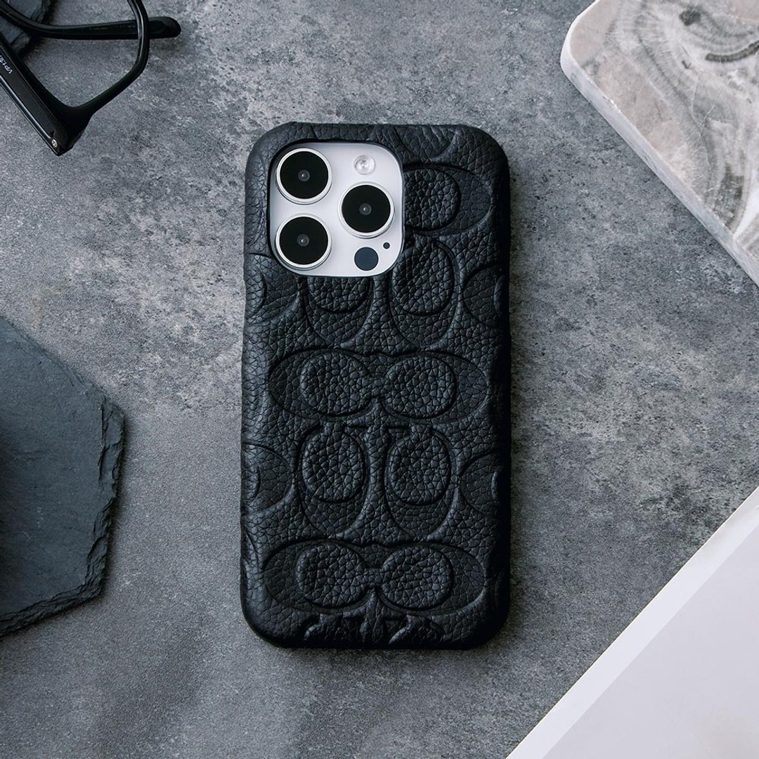 【COACH】iPhone 15系列  /16e 精品真皮手机壳 黑色压花 - 手机壳/手机套 - 真皮 黑色