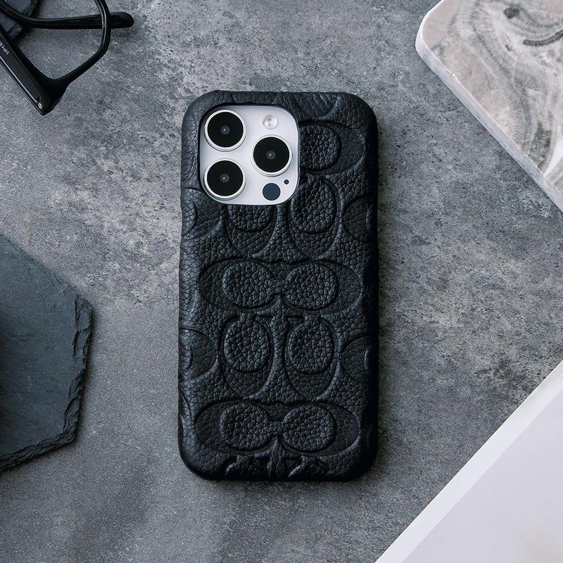 送赠品【COACH】iPhone 15系列  /16e 精品真皮手机壳 黑色压花 - 手机壳/手机套 - 真皮 黑色