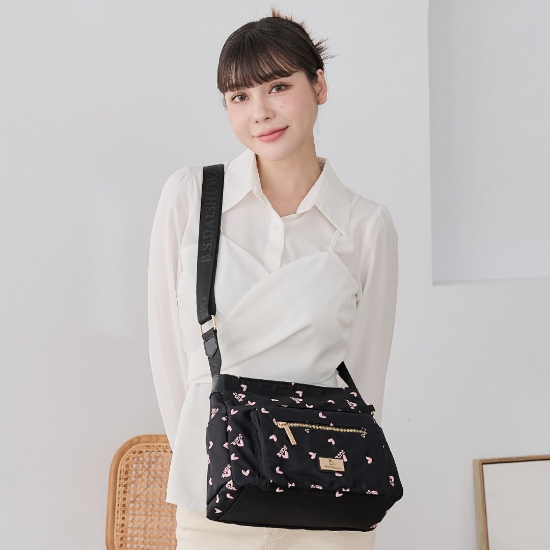 【独家设计】勾心红妆 - 甜美刺绣多层收纳斜背包 - 心型粉 - 侧背包/斜挎包 - 尼龙 黑色