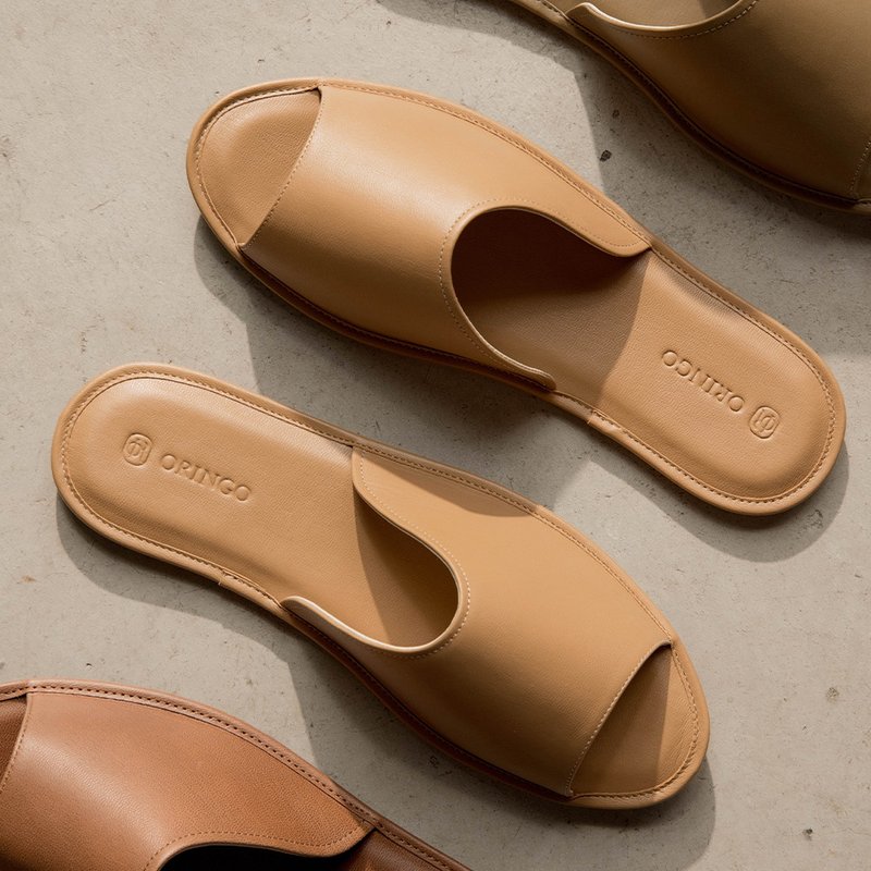 【入厝礼】蜡感牛皮室内开口拖鞋 奶茶棕 - 拖鞋 - 真皮 卡其色