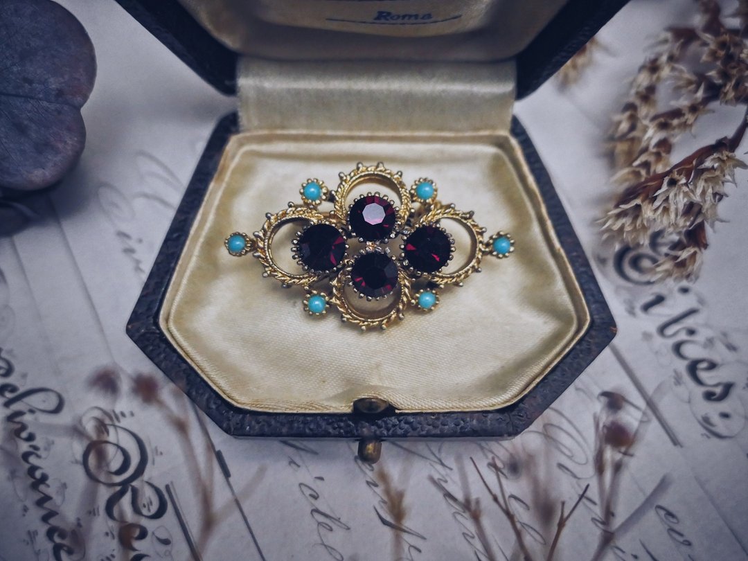 Sphinx 红宝金圈镂空复兴格胸针—英国古董首饰 Vintage Jewelry - 胸针 - 其他金属 
