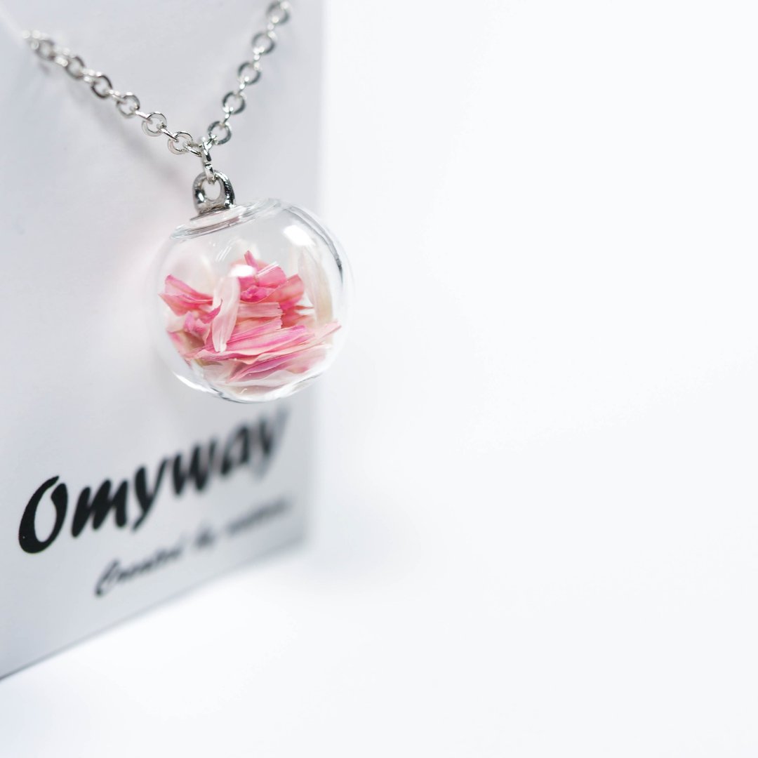 爱家作-OMYWAY浅红千日红干花永生花玻璃球饰物颈链1.4cm - 颈链 - 玻璃 白色