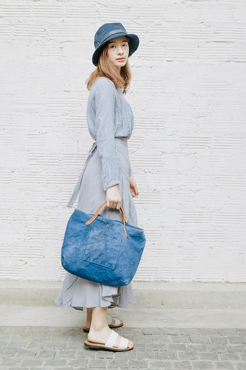 Indigo dyed canvas tote bag medium size - 手提包/手提袋 - 棉．麻 蓝色