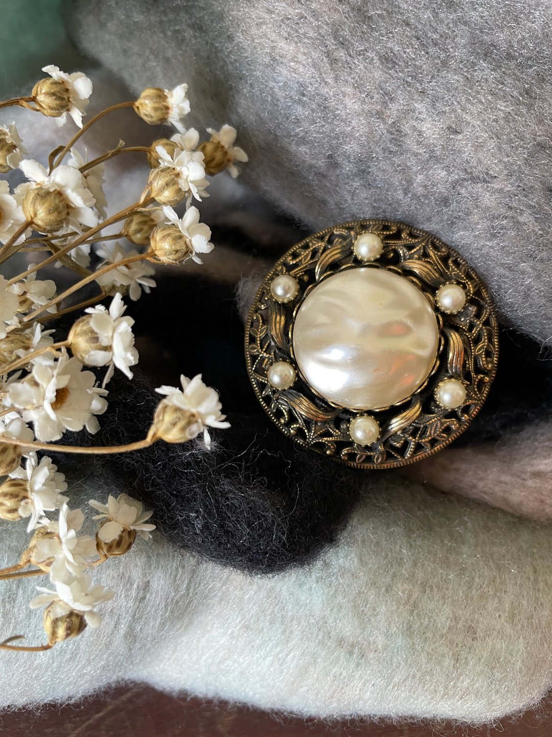 depop 古董 Vintage 金色蕾丝雕花巴洛克仿珍珠别针胸针 B1111 - 胸针 - 其他金属 金色