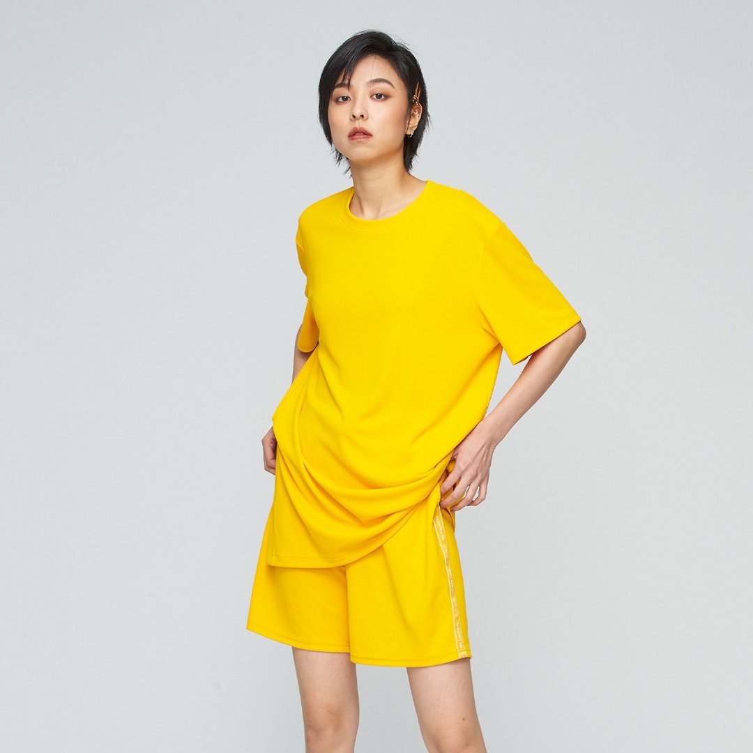 不可退换 /吸排单边开衩宽版上衣(中性)-金盏花 - 女装 T 恤 - 聚酯纤维 黄色