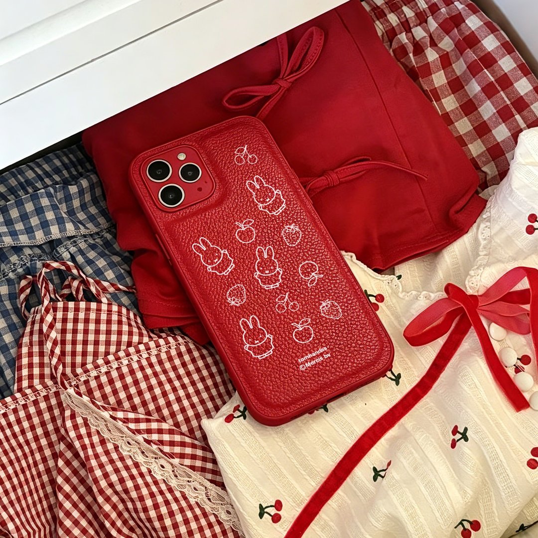 【Pinkoi x miffy】Apples,Cherries&miffy红色PU皮款手机软壳 - 手机壳/手机套 - 其他材质 