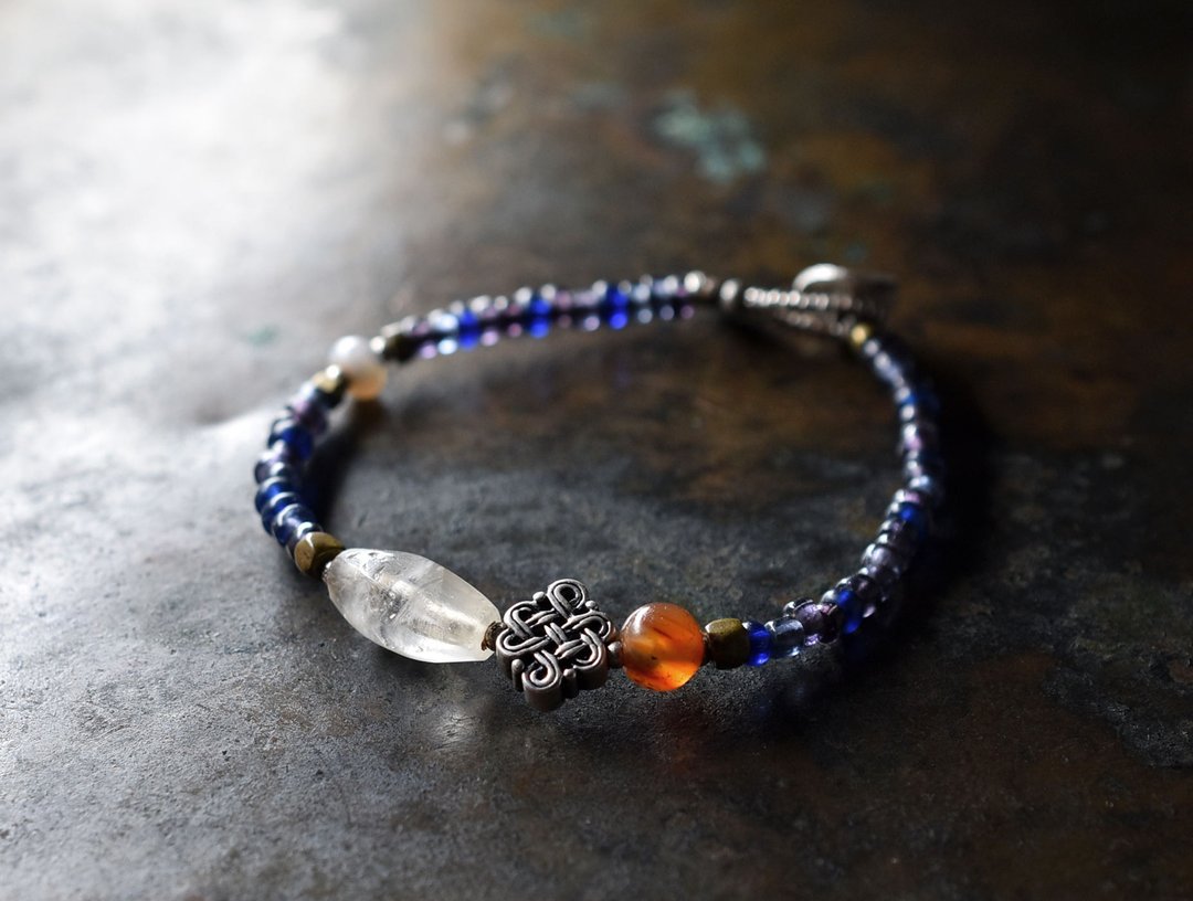 Ancient crystal and endless knot, mizoram carnelian, ancient agate, old orissa brass, blue and purple beaded bracelet - 手链/手环 - 玻璃 紫色