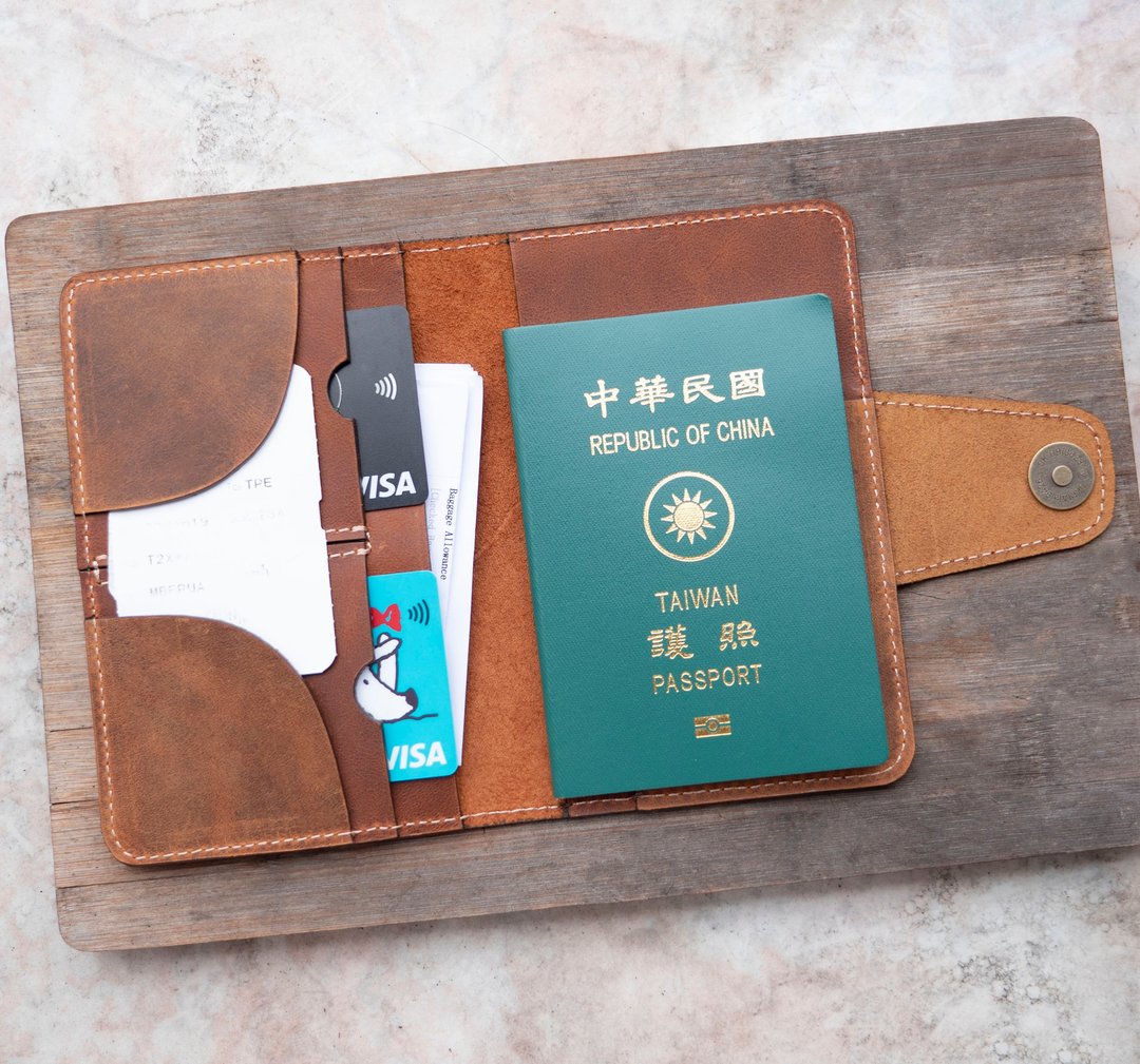 轻松自在护照夹 (疯马皮革限定款)/ 缺皮CHAPI 护照夹 出国旅游 - 护照夹/护照套 - 真皮 咖啡色