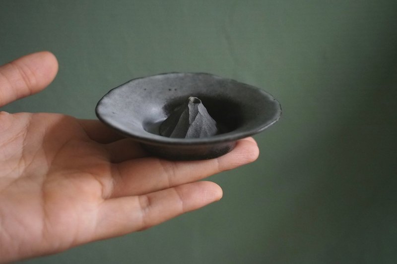 陶制 小山线香座 / 香盘 _ 泥灰色 - 蜡烛/烛台 - 陶 黑色