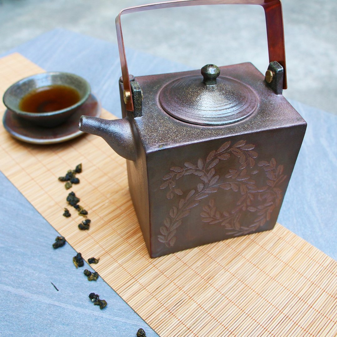 汉绿铜把提梁刻花方壶 新彩烧 柴烧 手作作品 茶壶 |  圭窑 - 茶具/茶杯 - 陶 金色