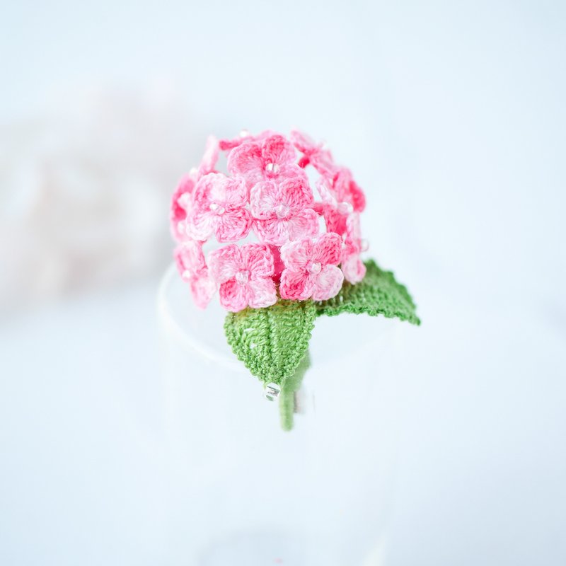 绣球花胸针　(花/绣球花/雨季/夏/青色/礼物/手工编织/四季折々) - 胸针 - 绣线 粉红色