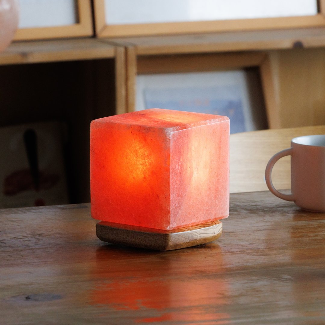 【新品】ONELIVINGS CLASSIC ULEA 喜马拉雅盐灯 – CUBE - 灯具/灯饰 - 木头 咖啡色