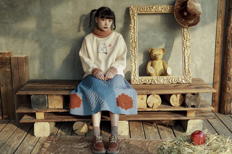 【Off-season sale】【綠野仙蹤】壞女巫的下場 手繡圖案拼色高領 - 女装上衣 - 棉．麻 