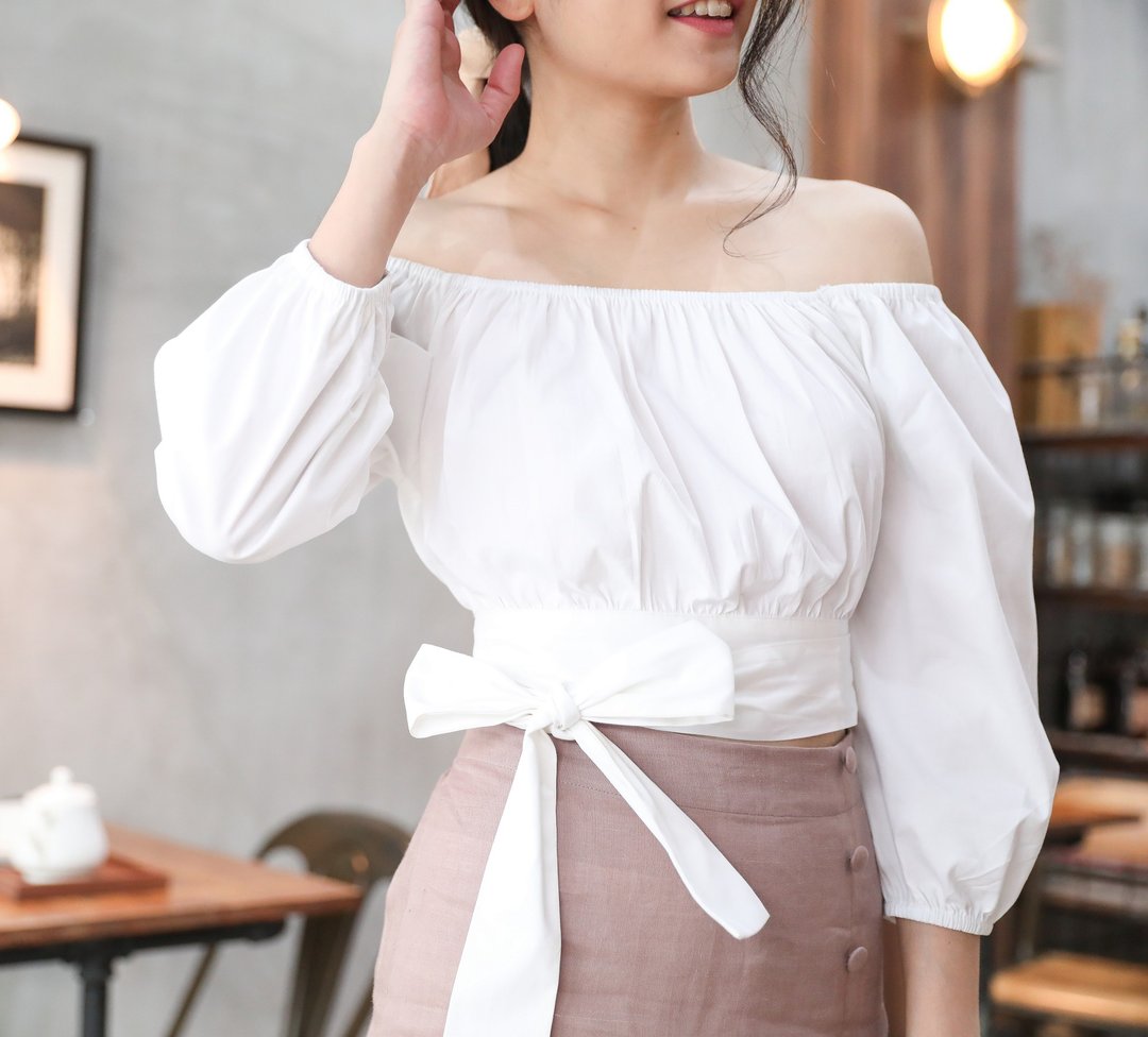 Cotton crop top with bow and puff sleeves - White color - 女装上衣 - 棉 白色