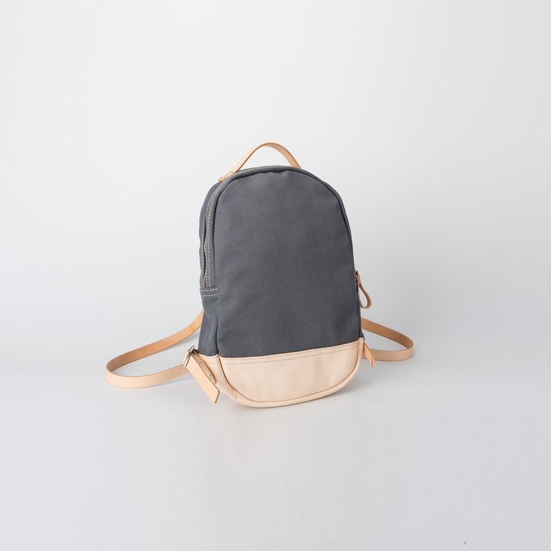 【帆布遇上皮革】手工百搭拼接休闲帆布後背包极简日式风帆布包 - 后背包/双肩包 - 棉．麻 灰色