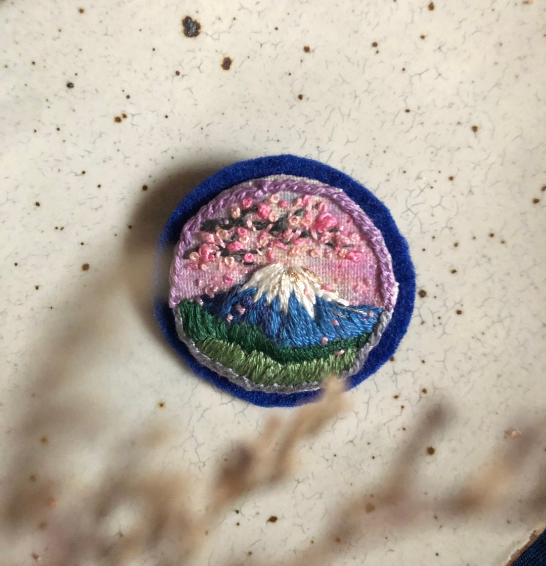 樱花雨富士 刺绣微型画 胸针 别针 - 胸针 - 绣线 多色