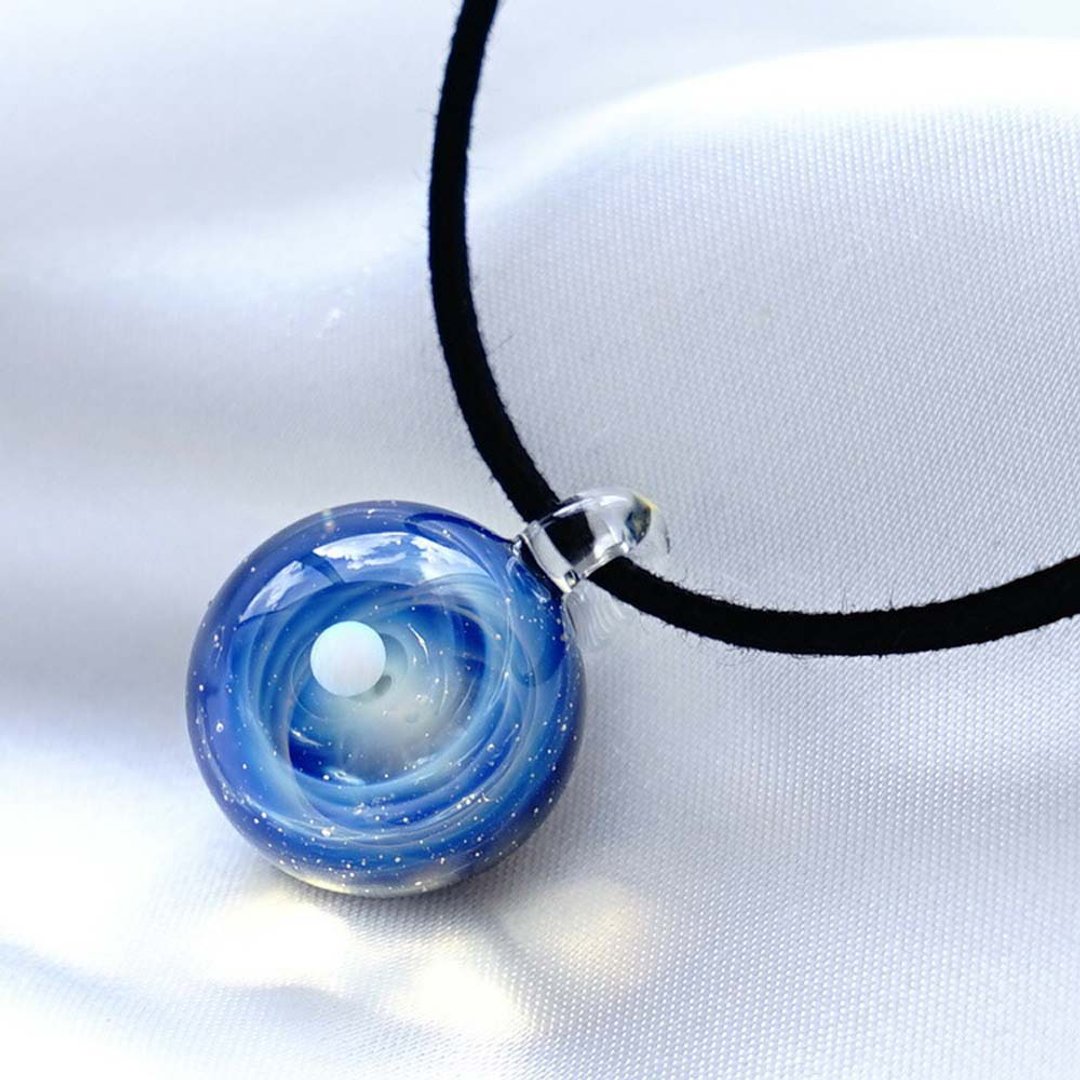 The world of super blue. Glass pendant with white opal Blue Blue Space Star Guri Japanese manufacturing Handmade Japanese handmade No shipping fee - 项链 - 玻璃 蓝色