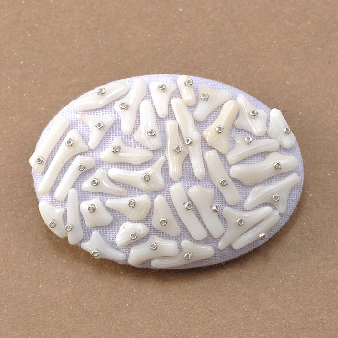 White coral and gauze brooch 1 - 胸针 - 宝石 白色