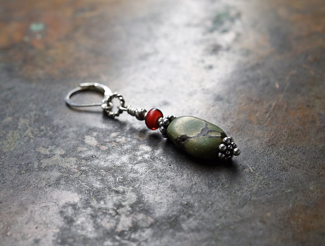 Old Tibetan turquoise and gold red white hearts one ear earrings - 耳环/耳夹 - 宝石 绿色
