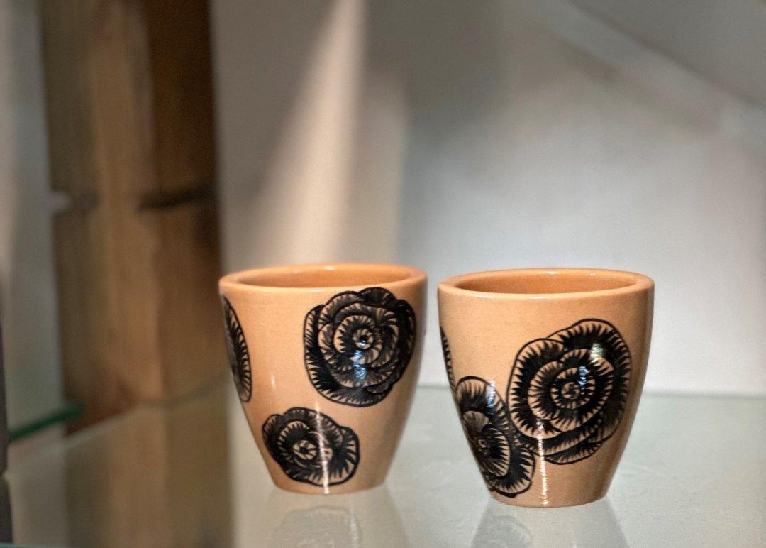 纯手工绘制款 黑色花朵 陶瓷杯 (一入) - 茶具/茶杯 - 陶 黑色