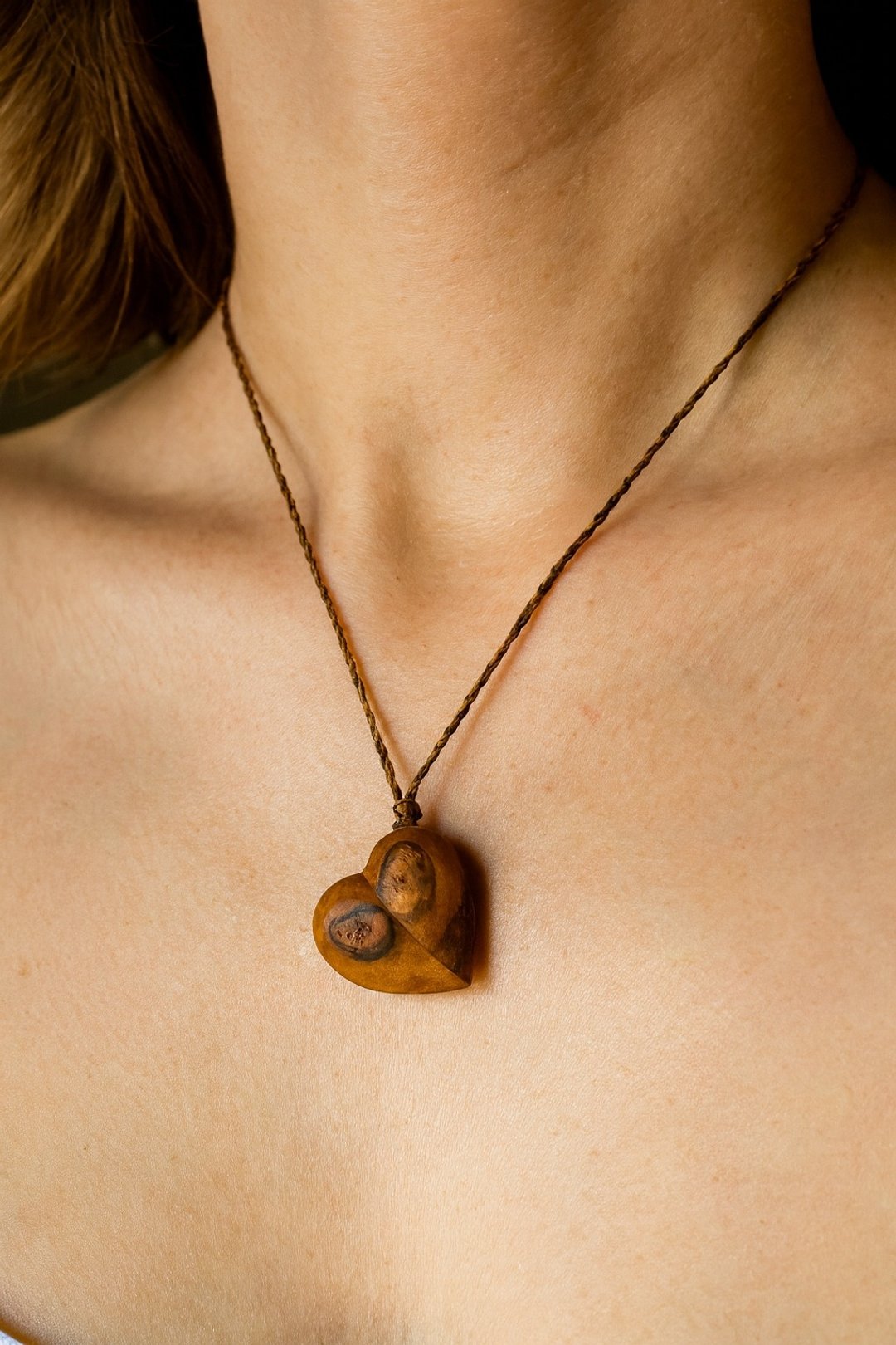 Wooden handcarved heart,  Handmade. Handcarved. Handmade strap. - 项链 - 木头 