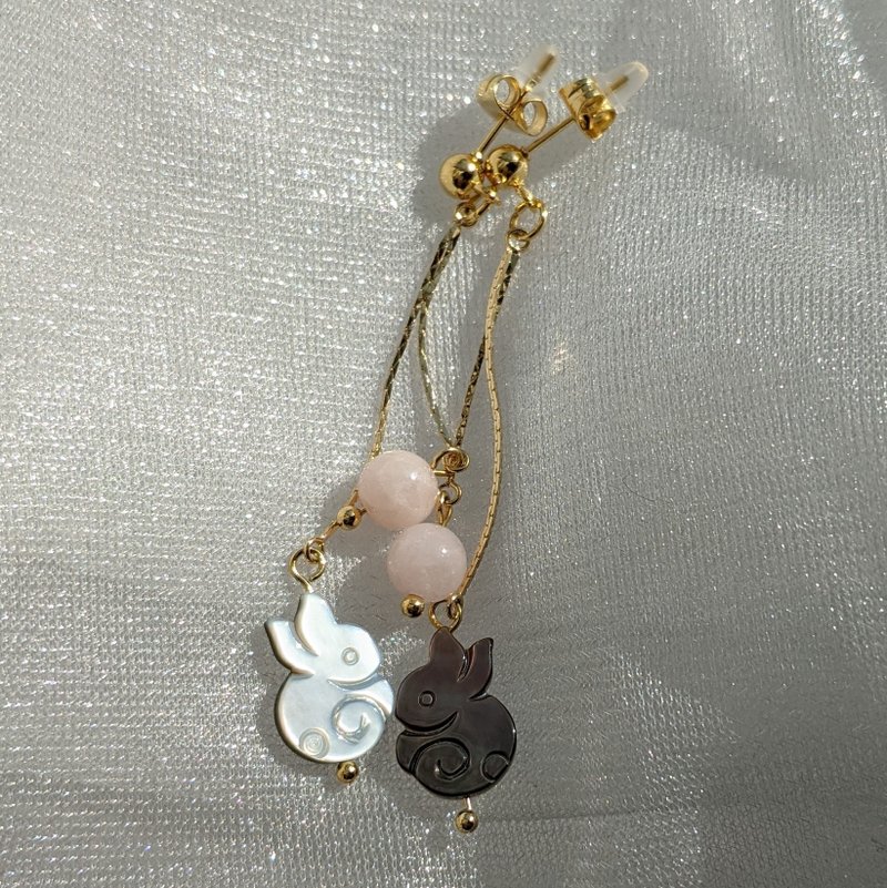 【4 月诞生石 × 天然贝壳】摇曳的兔子耳饰 - 带来幸福的能量石系列 - 耳环/耳夹 - 贝壳 黑色