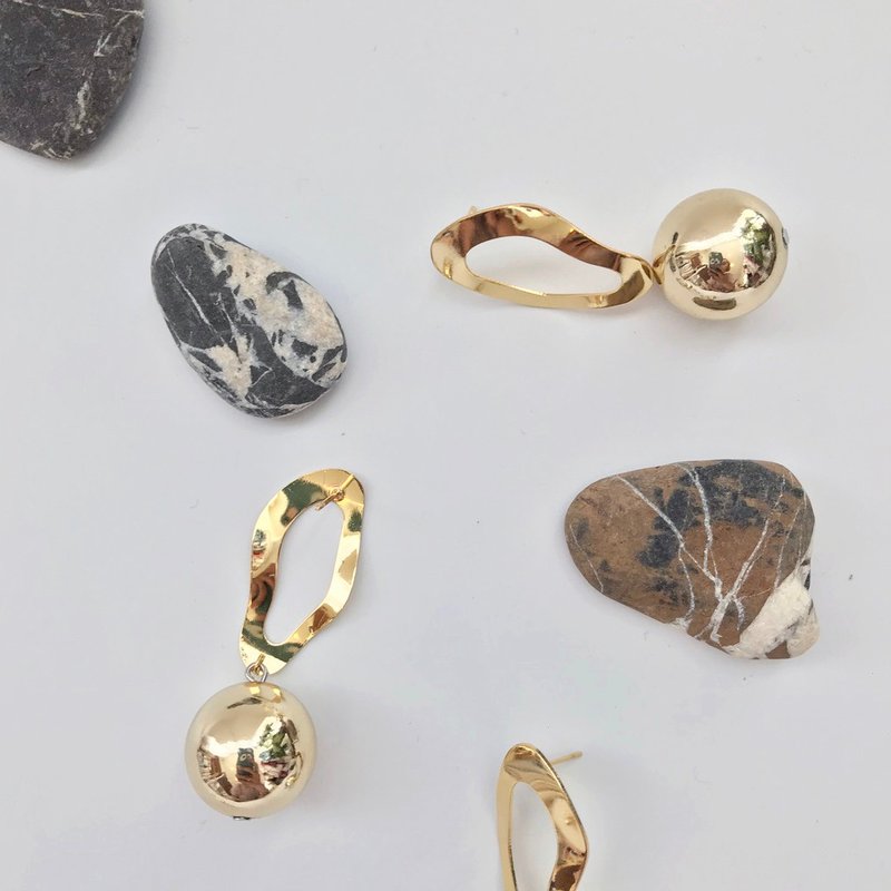 Marygo弯曲变形圆金球耳环 - 耳环/耳夹 - 其他金属 金色