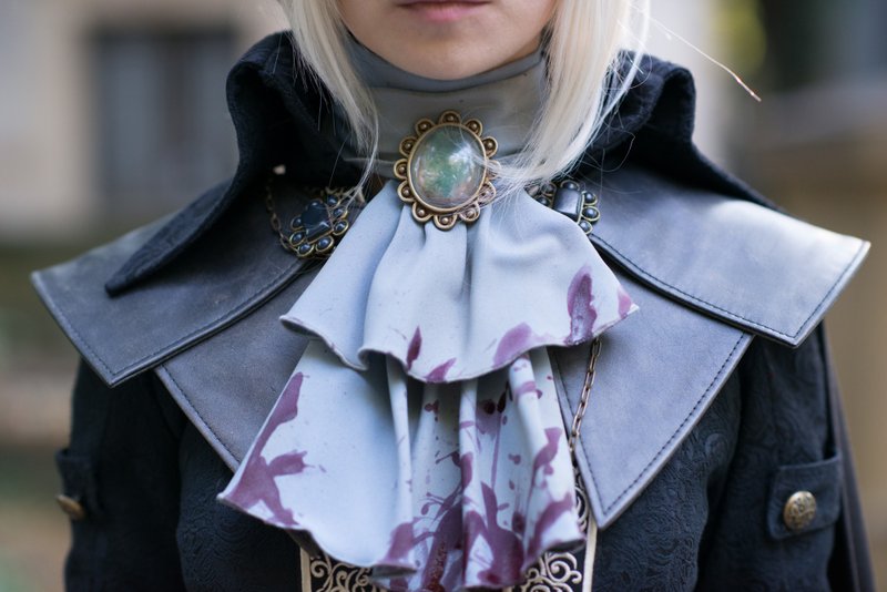 Lady Maria leather cape inspired Bloodborne / cape with brooches - 其他 - 真皮 咖啡色