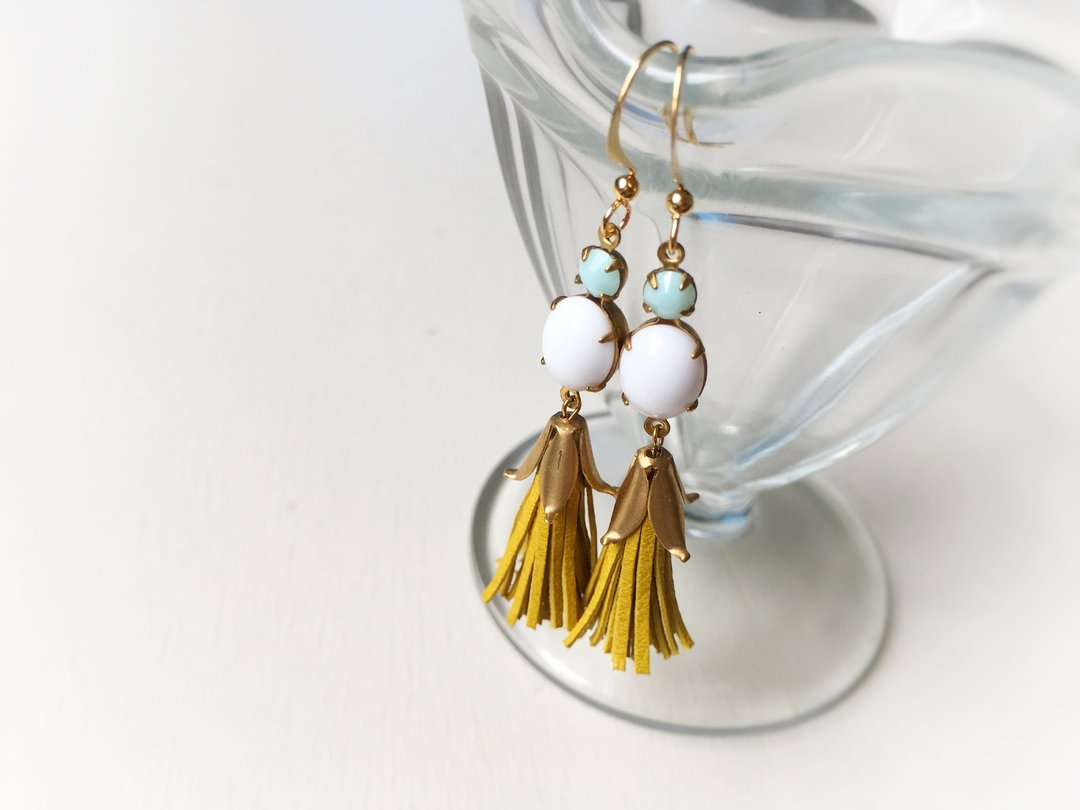 Vintage Czech grass and French goat leather mini tassel earrings - 耳环/耳夹 - 玻璃 黄色