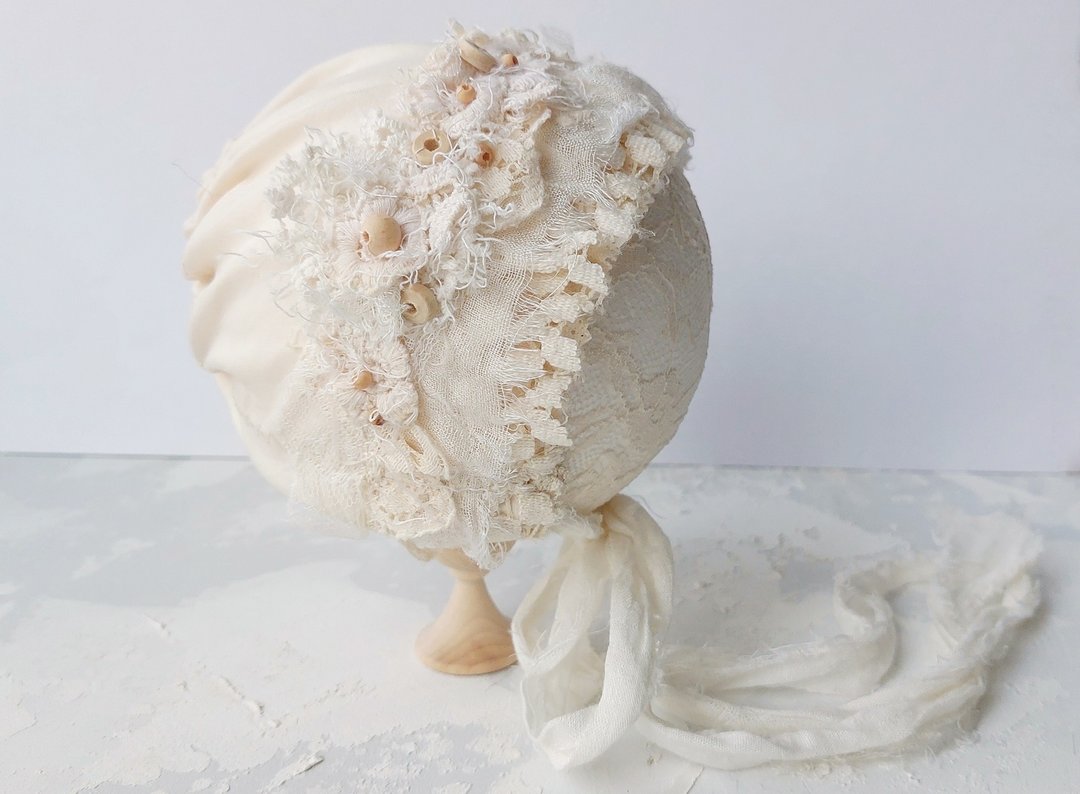 Newborn vintage bonnet Beige boho hat, Rustic bonnet Newborn photography props, - 婴儿帽/发带 - 棉 白色