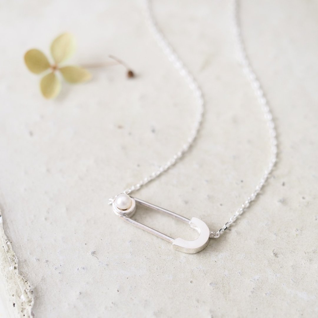 Pearl Safety Pin Necklace Necklace Silver925 - 项链 - 其他金属 银色