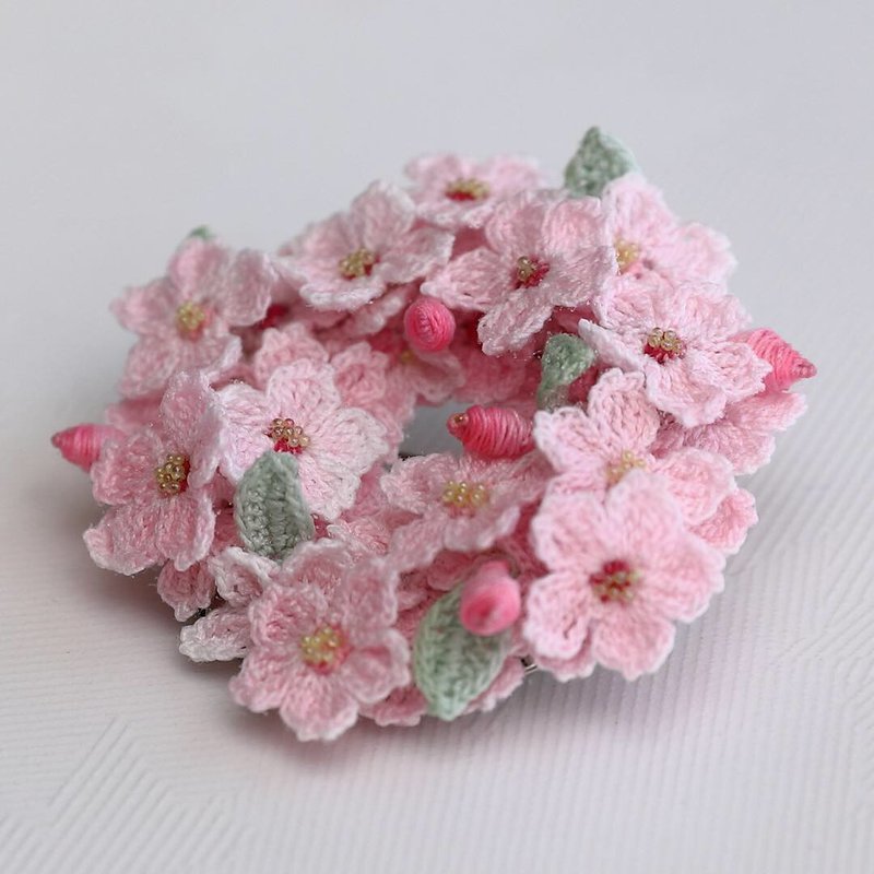 Cherry blossom brooch, Crochet brooch, crochet gift - 胸针 - 棉．麻 粉红色