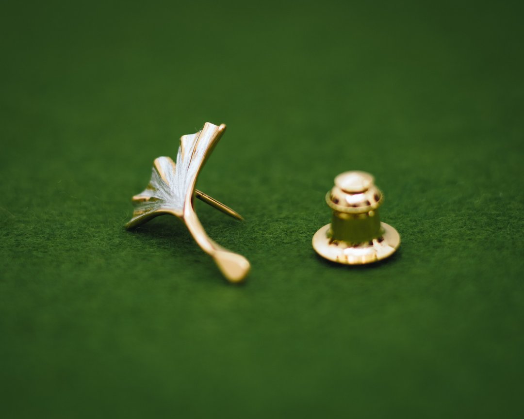 Japanese Gingko pin brooch - Japanese leaf - Ginkgo jewelry - hypo-allergenic - - 徽章/别针 - 银 金色