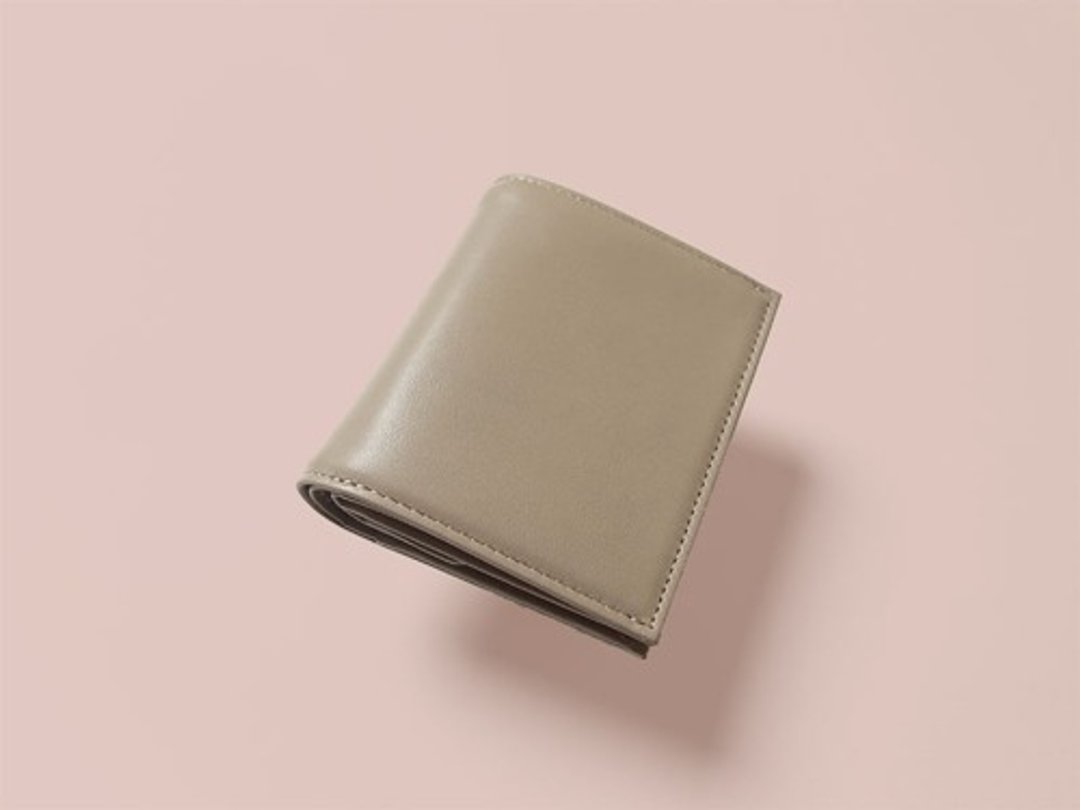 顶级意大利皮革 零钱好拿取对折短夹 - Short Wallet - SAND BEIGE - CAREN QUYOYLE - - 皮夹/钱包 - 真皮 卡其色