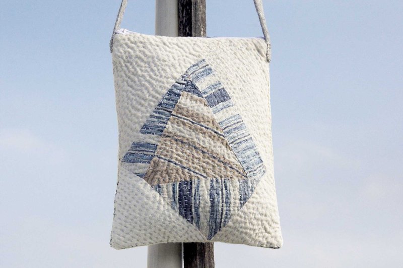 生日礼物 母亲节礼物 限量一件 手缝纱丽布侧背包 / 刺绣斜背包 / 手工刺绣肩背包 / 手缝蓝染包 / indigo斜背包 - 大理石纹 蓝染indigo地图 - 侧背包/斜挎包 - 棉．麻 蓝色