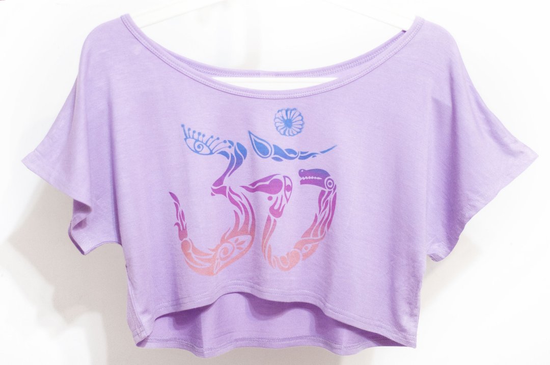 女装 莫代尔凉感紫色短版T-shirt 手工捐印短版上衣-梵文OM符号 - 女装 T 恤 - 棉 紫色